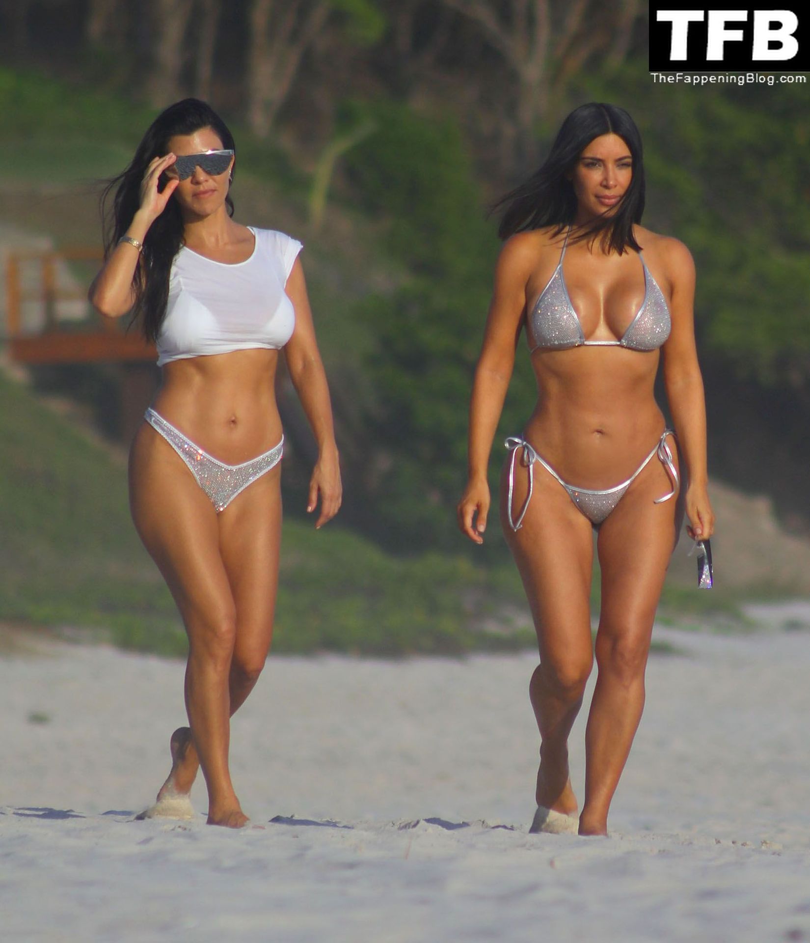 kim kardashian beach 43660 thefappeningblog.com  - Kim Kardashian Nude & Sexy Collection – Part 6 (150 Photos)