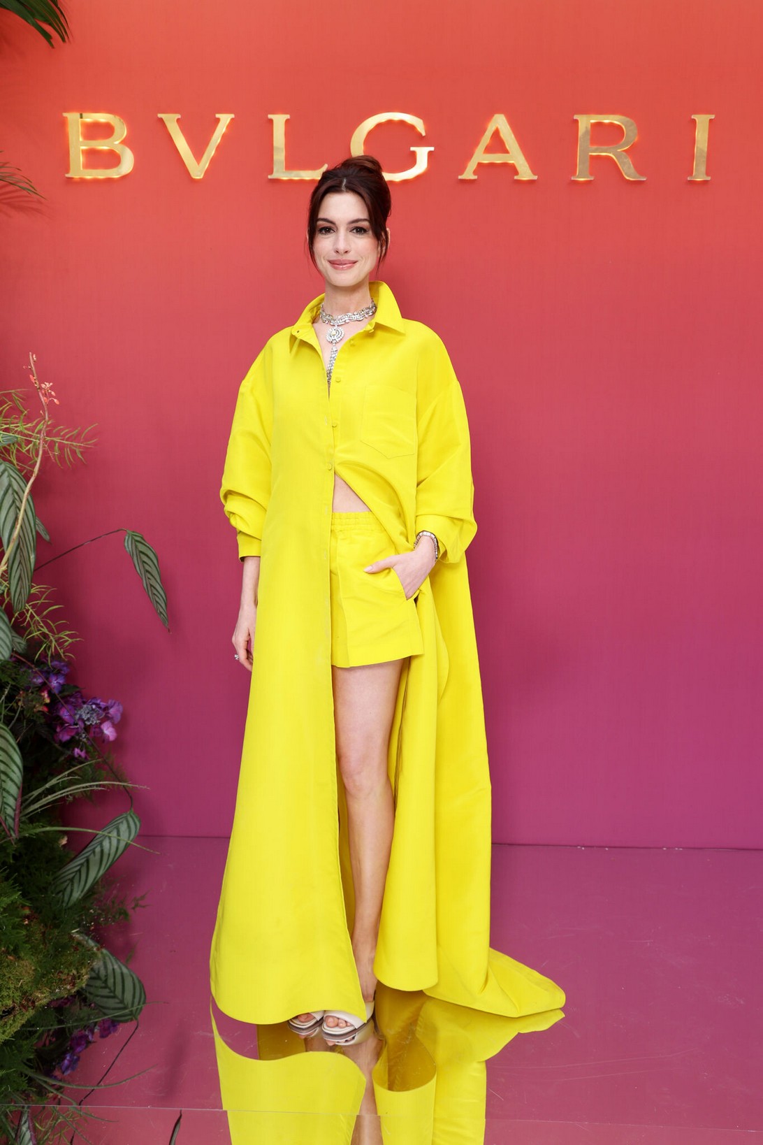 Anne Hathaway Sexy In Yellow TheFappening.Pro 2 - Anne Hathaway Sexy In Yellow (8 Photos)