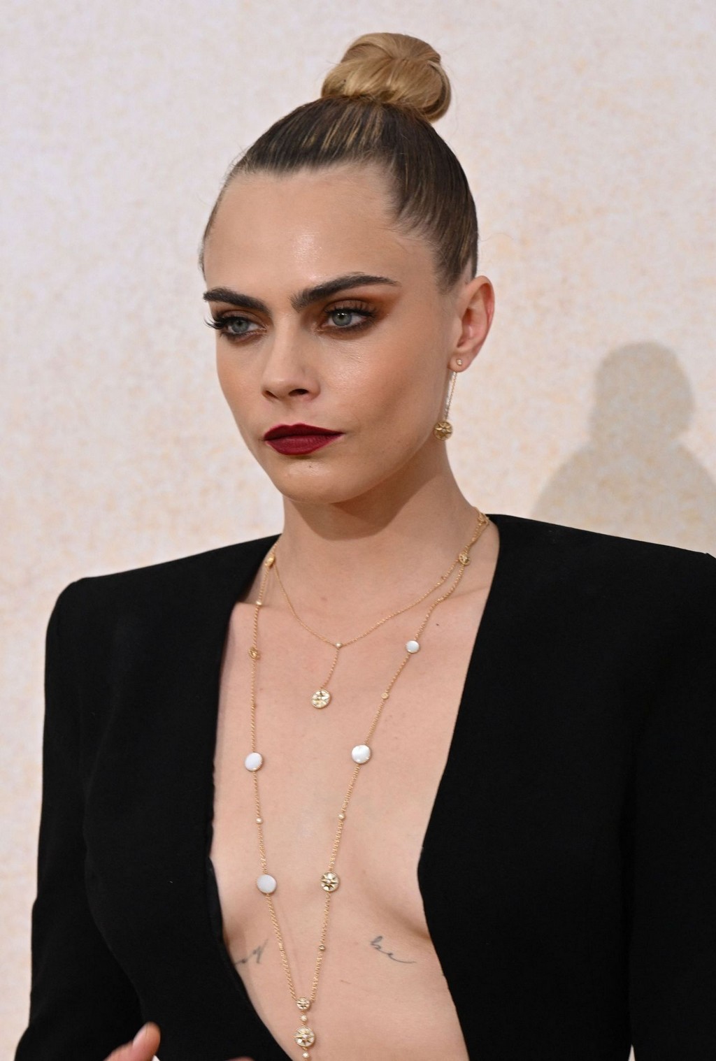 Cara Delevingne Sexy Dress TheFappening.Pro 3 - Cara Delevingne – Black Or White? (8 Photos And Video)