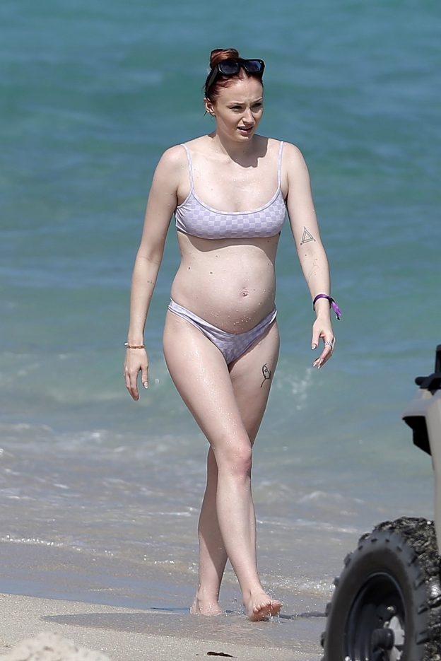 Sophie Turner Pregnant Bikini TheFappening.Pro 1 624x935 - Sophie Turner Pregnant (2 Photos)