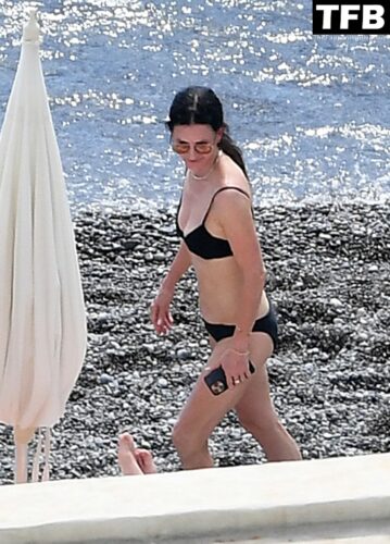 Courteney Cox Sexy The Fappening Blog 1 359x500 - Courteney Cox Enjoys the Summer Holiday with Johnny McDaid in Positano (63 Photos)