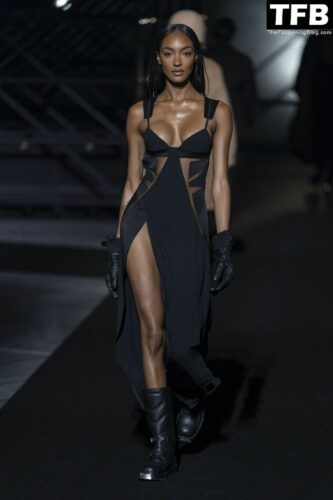 Jourdan Dunn Nude Tits The Fappening Blog 1 333x500 - Jourdan Dunn Flashes Her Areola as She Walks the Runway for Hugo Boss Collection (19 Photos)
