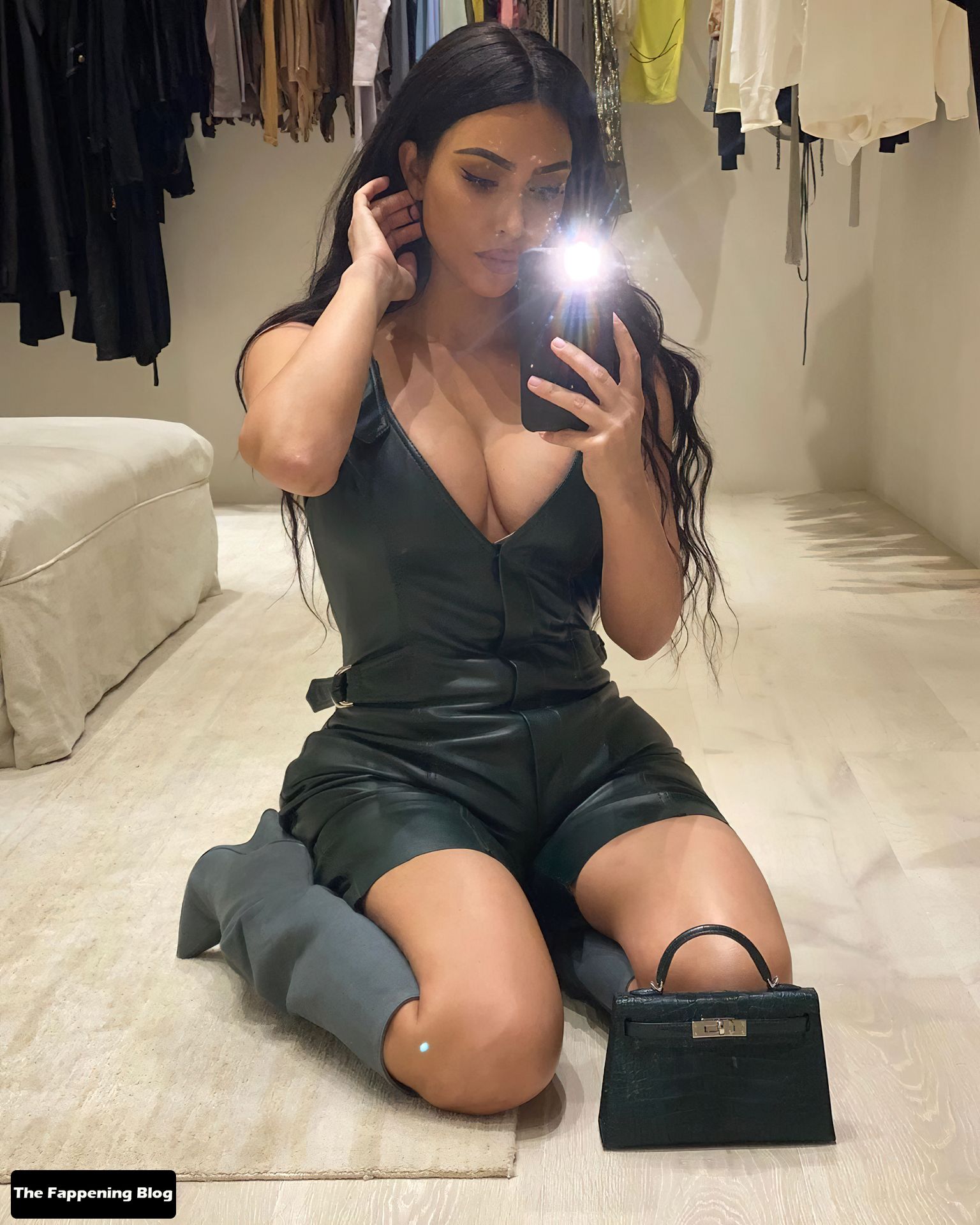 Kim Kardashian Hot Boobs in Selfie 1 - Kim Kardashian (28 Hot Photos)