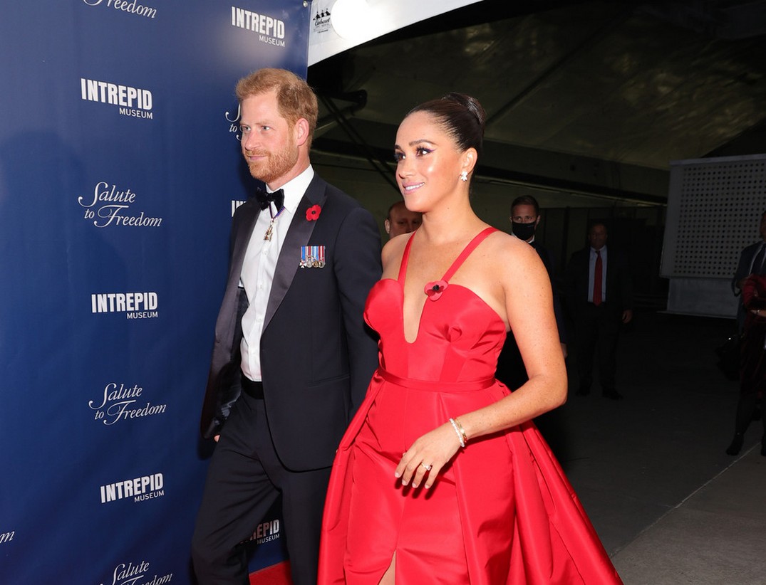 Meghan Markle Sexy TheFappening.Pro 10 - Meghan Markle Sexy In Scarlet Dress (10 Photos)