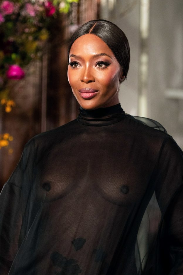 Naomi Campbell Topless 2 624x936 - Naomi Campbell Tits In Deep Cleavage (3 Photos)