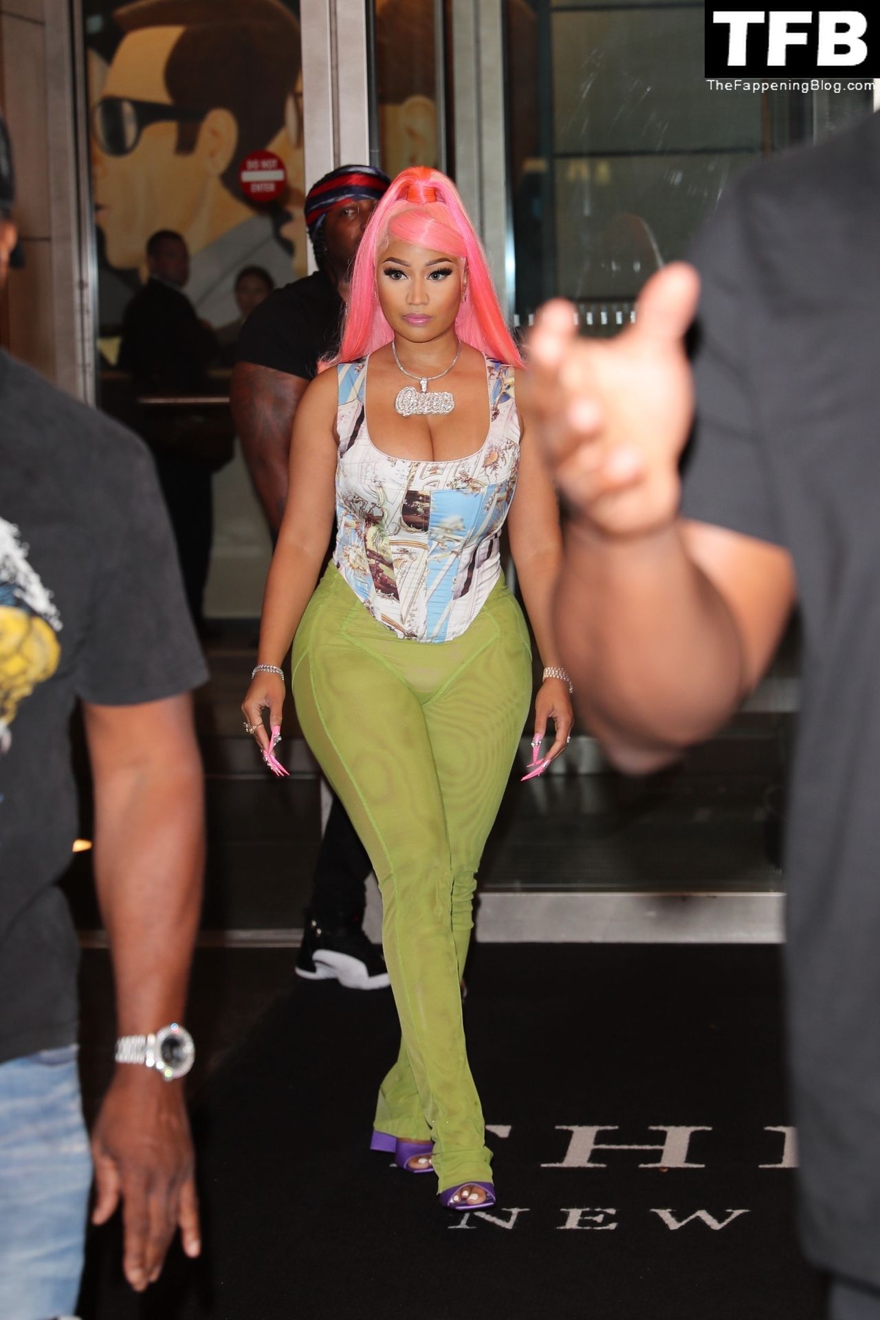 Nicki Minaj Sexy The Fappening Blog 3 - Nicki Minaj Checks Out of Her Hotel After Her Epic Night at the MTV VMA’s in NYC (38 Photos)