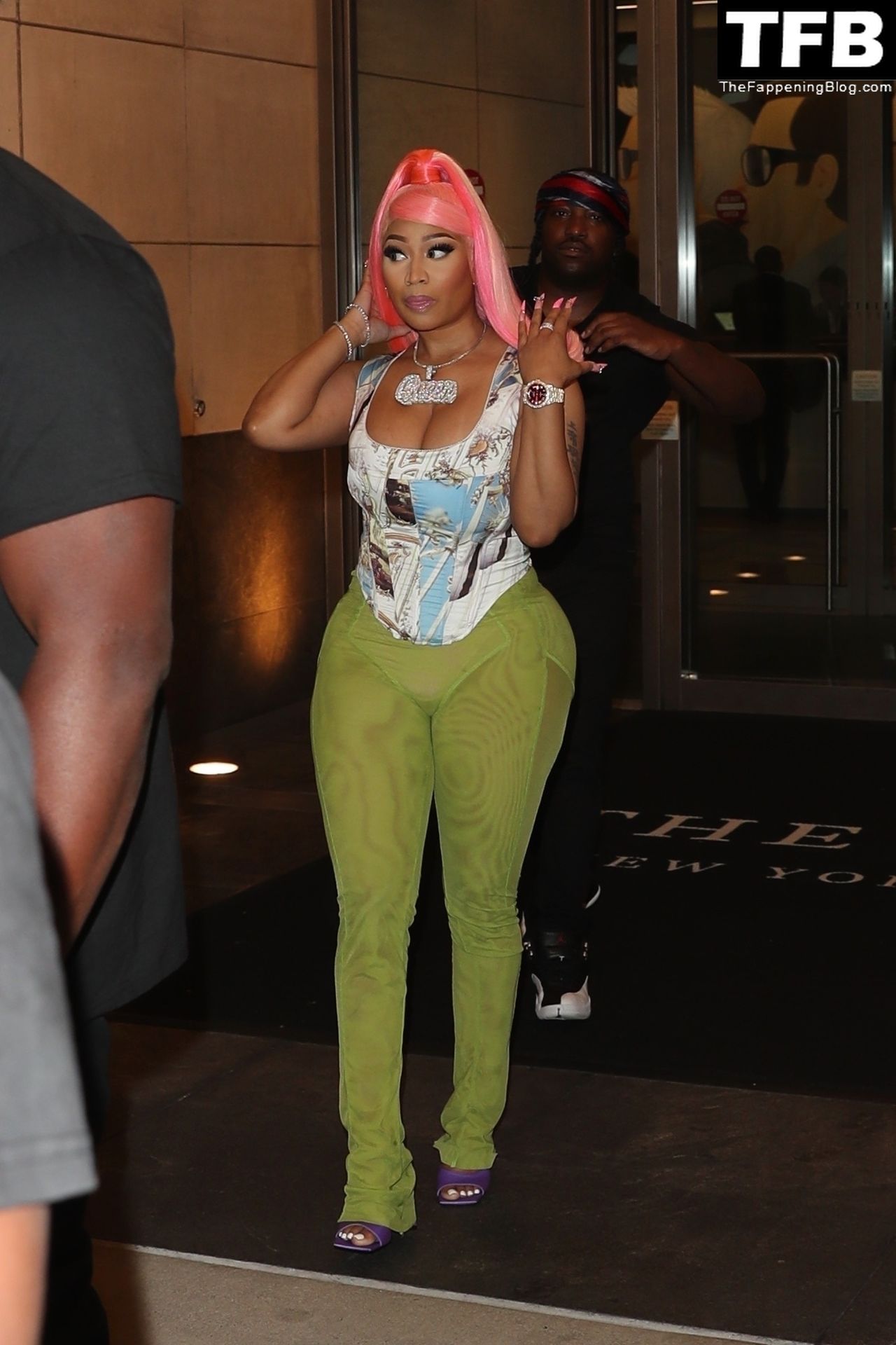 Nicki Minaj Sexy The Fappening Blog 4 - Nicki Minaj Checks Out of Her Hotel After Her Epic Night at the MTV VMA’s in NYC (38 Photos)