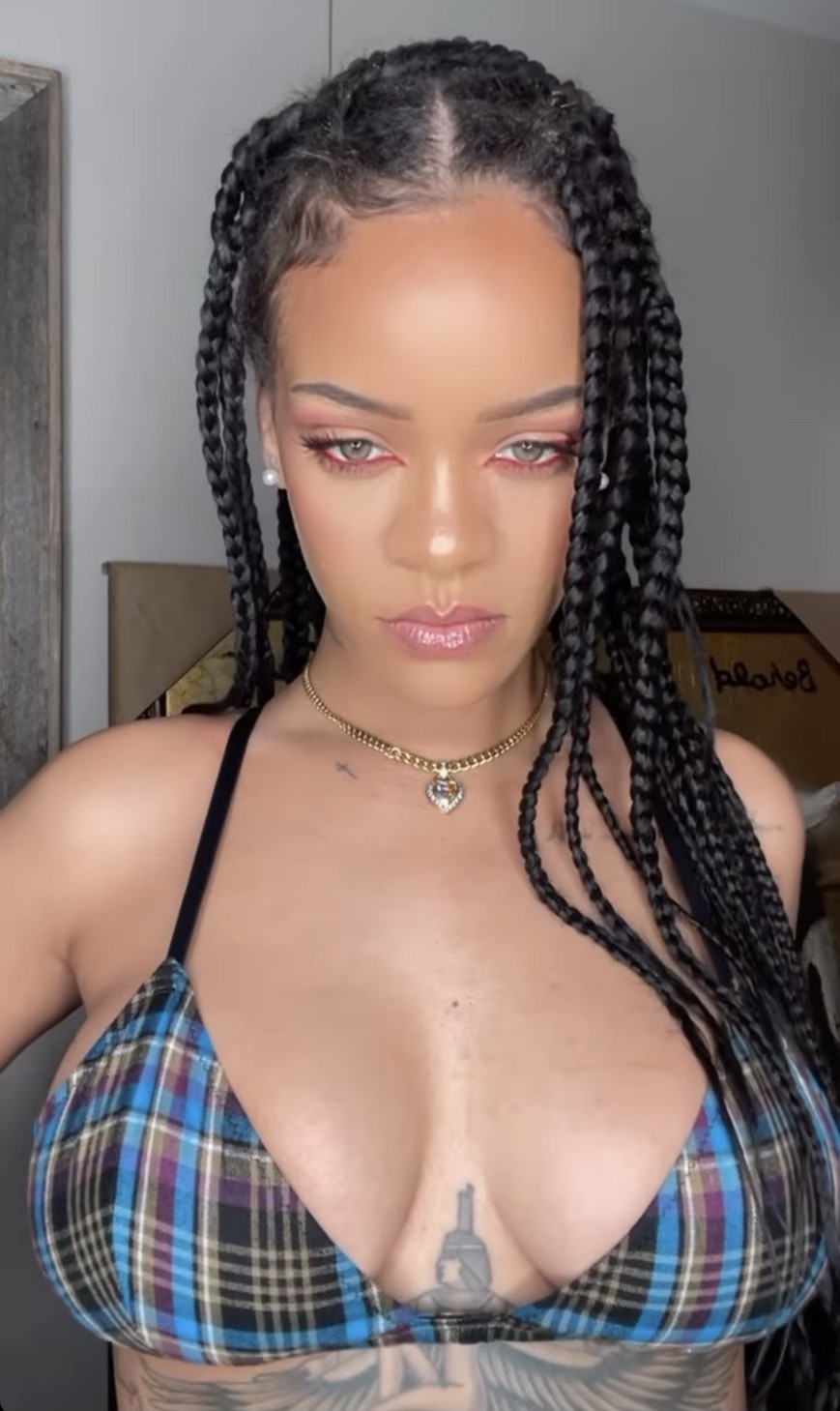 Rihanna Flaunts Her Big Tits TheFappening.Pro 2 - Rihanna Flaunts Her Big Tits (2 Photos)