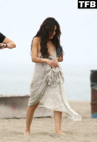 Sarah Shahi Sexy The Fappening Blog 1 343x500 - Sarah Shahi is Spotted During a Beach Shoot in LA (41 Photos)