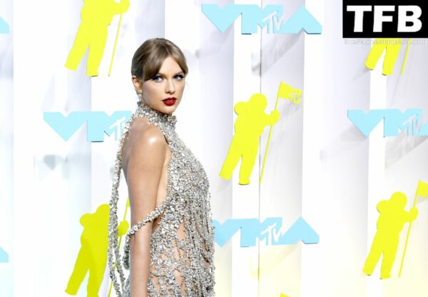 Taylor Swift Sexy The Fappening Blog 1 600x416 - Taylor Swift Shows Off Her Sexy Legs at the 2022 MTV Video Music Awards in Newark (124 Photos)