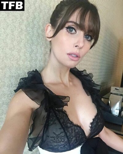 alison brie sexy cleavage 1 thefappeningblog.com  400x500 - Alison Brie Sexy (7 Photos)