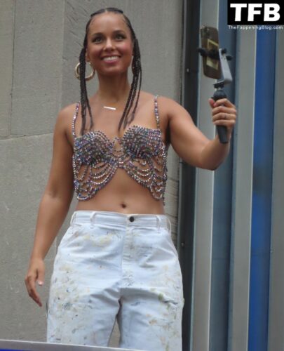 Alicia Keys Sexy The Fappening Blog 1 405x500 - Alicia Keys Stops Traffic by Radio City During RC Rooftop Shoot in NYC (21 Photos)