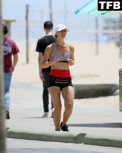 Claire Danes Sexy The Fappening Blog 1 1 397x500 - Claire Danes Hits the Beach for a Workout in LA (12 Photos)