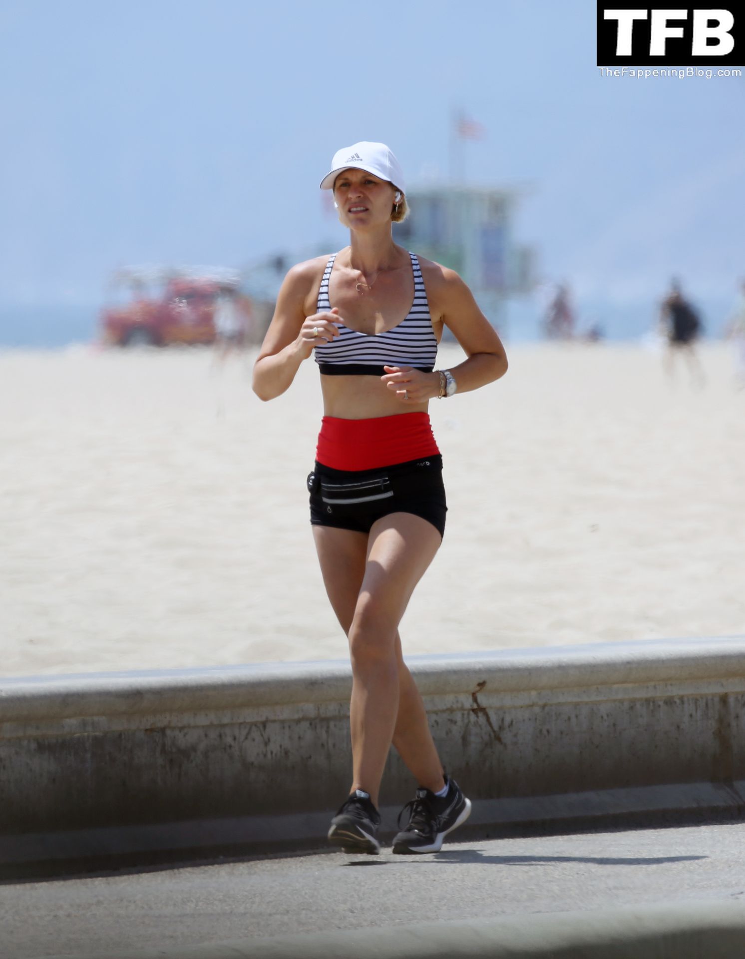 Claire Danes Sexy The Fappening Blog 11 1 - Claire Danes Hits the Beach for a Workout in LA (12 Photos)
