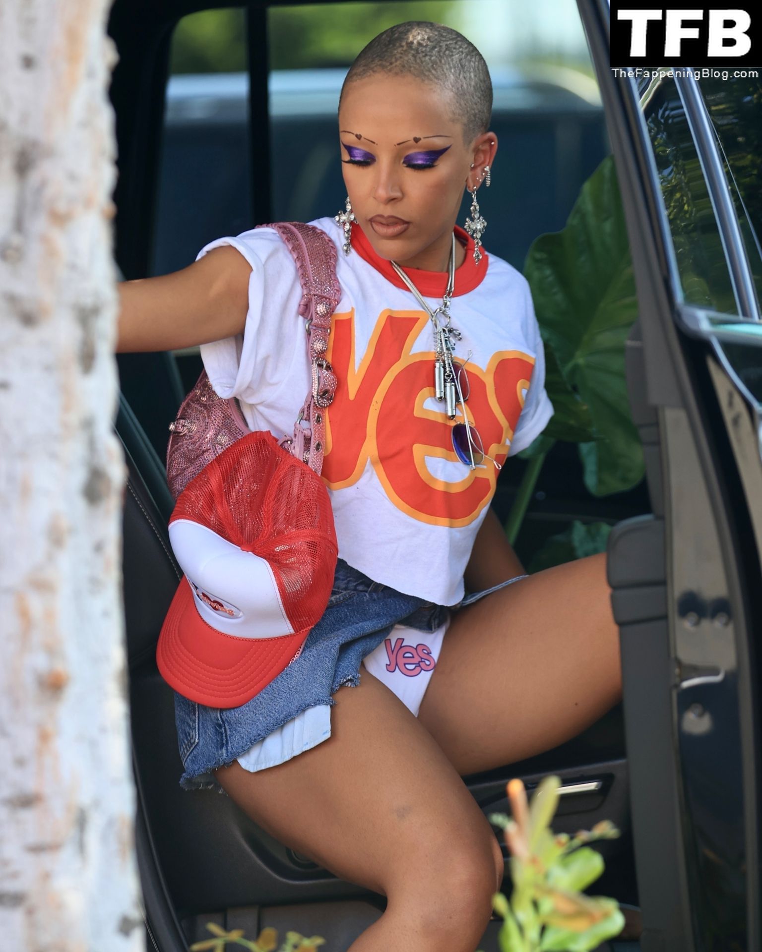 Doja Cat Sexy The Fappening Blog 2 - Doja Cat Puts on a Sexy Display While Spotted Shopping in Calabasas (7 Photos)