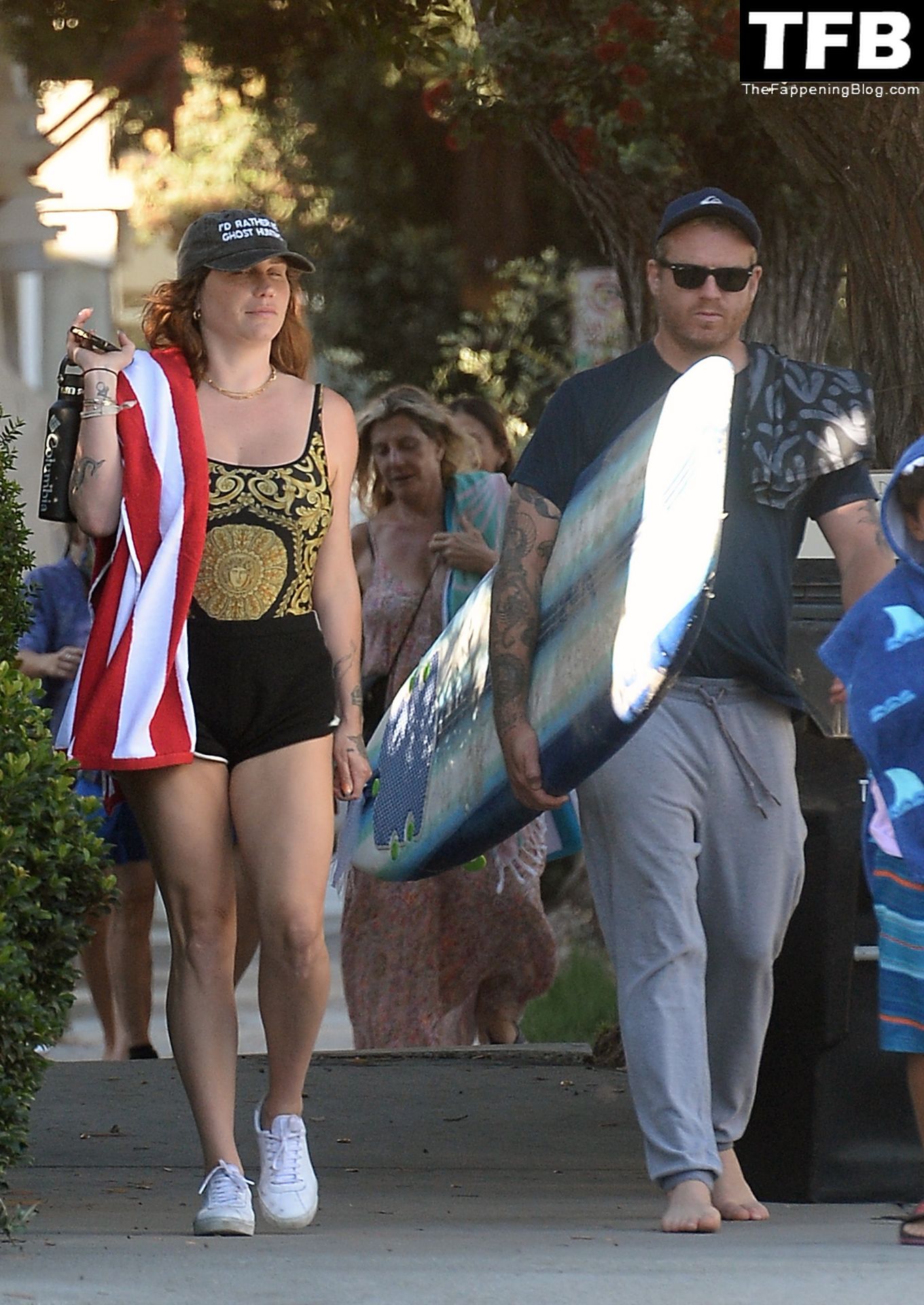 Kesha Sexy The Fappening Blog 7 - Kesha Heads to the Beach with Friends in Los Angeles (30 Photos)