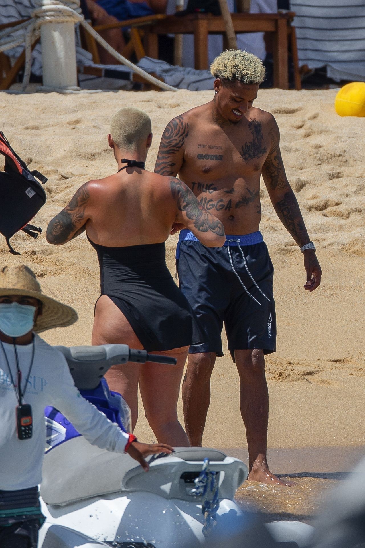 Amber Rose Sexy TheFappeningPro 7 - Amber Rose And Two Sexy Girls On the Beach (13 Photos)