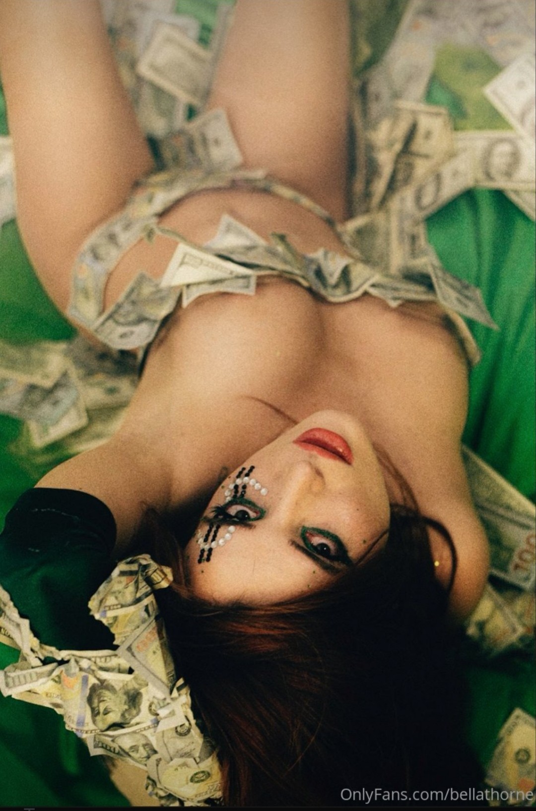 Bella Thorne Covered By Dollars TheFappeningPro 4 - Bella Thorne Covers Her Tits With Dollars (4 Photos)