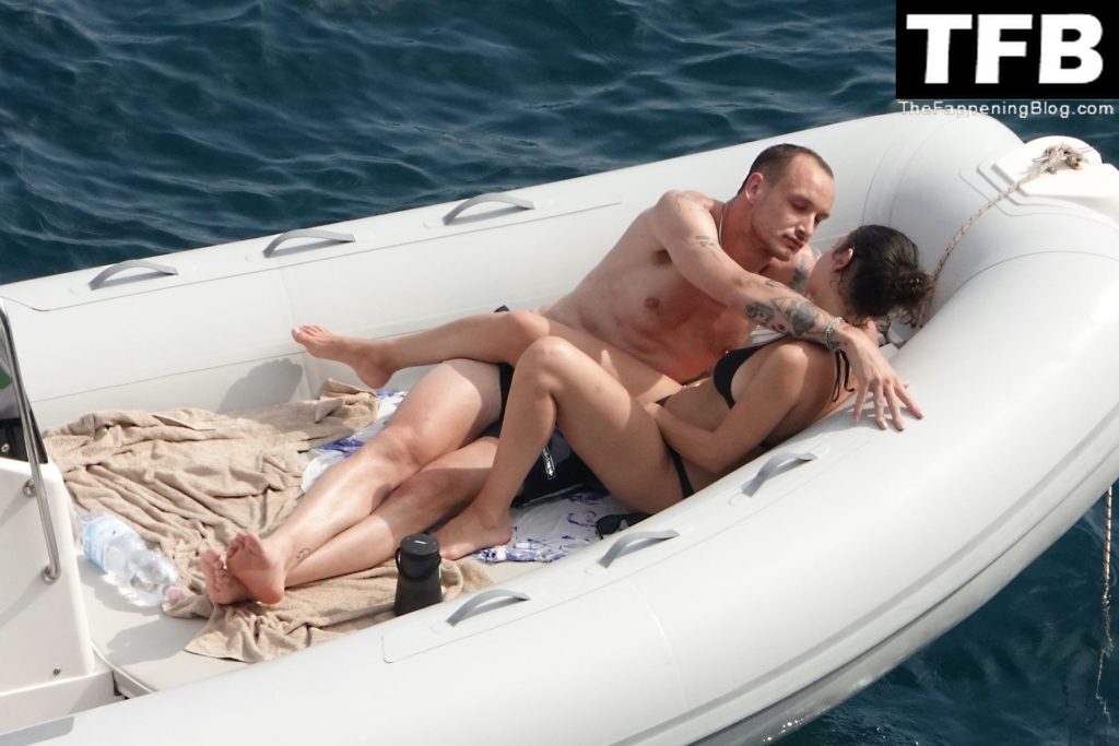 Charli XCX Sexy The Fappening Blog 4 1024x683 - Charli XCX Puts on a Truly Steamy Display with Her Boyfriend on Holiday at the Amalfi Coast (7 Photos)