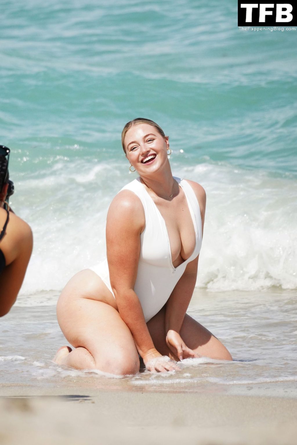 Iskra Lawrence Sexy The Fappening Blog 18 1024x1536 - Iskra Lawrence Displays Her Curves on the Beach in Miami (21 Photos)