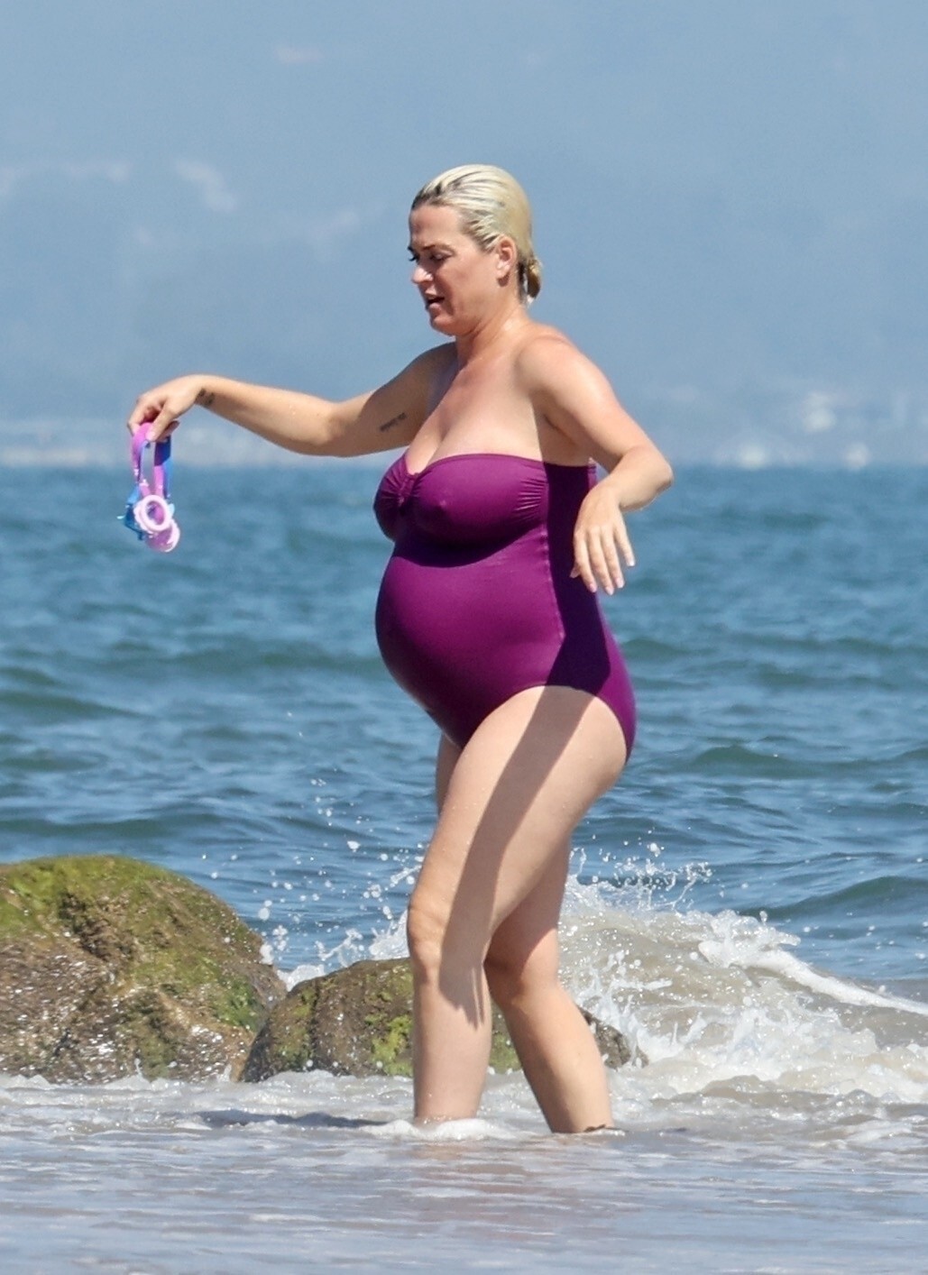 Katy Perry In A Sexy Bikini On The Beach While Pregnant TheFappening Pro 17 - Katy Perry Sexy Pregnant (52 Photos)