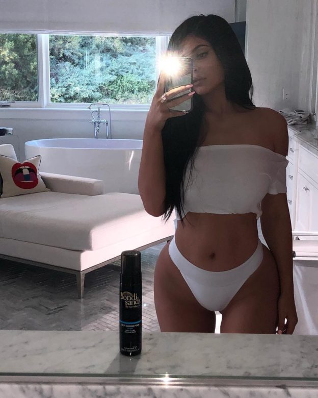 Kylie Jenner near Nude The Fappening Pro 1 624x780 - Kylie Jenner Showed Off Big Tits In A White Top (5 Photos)