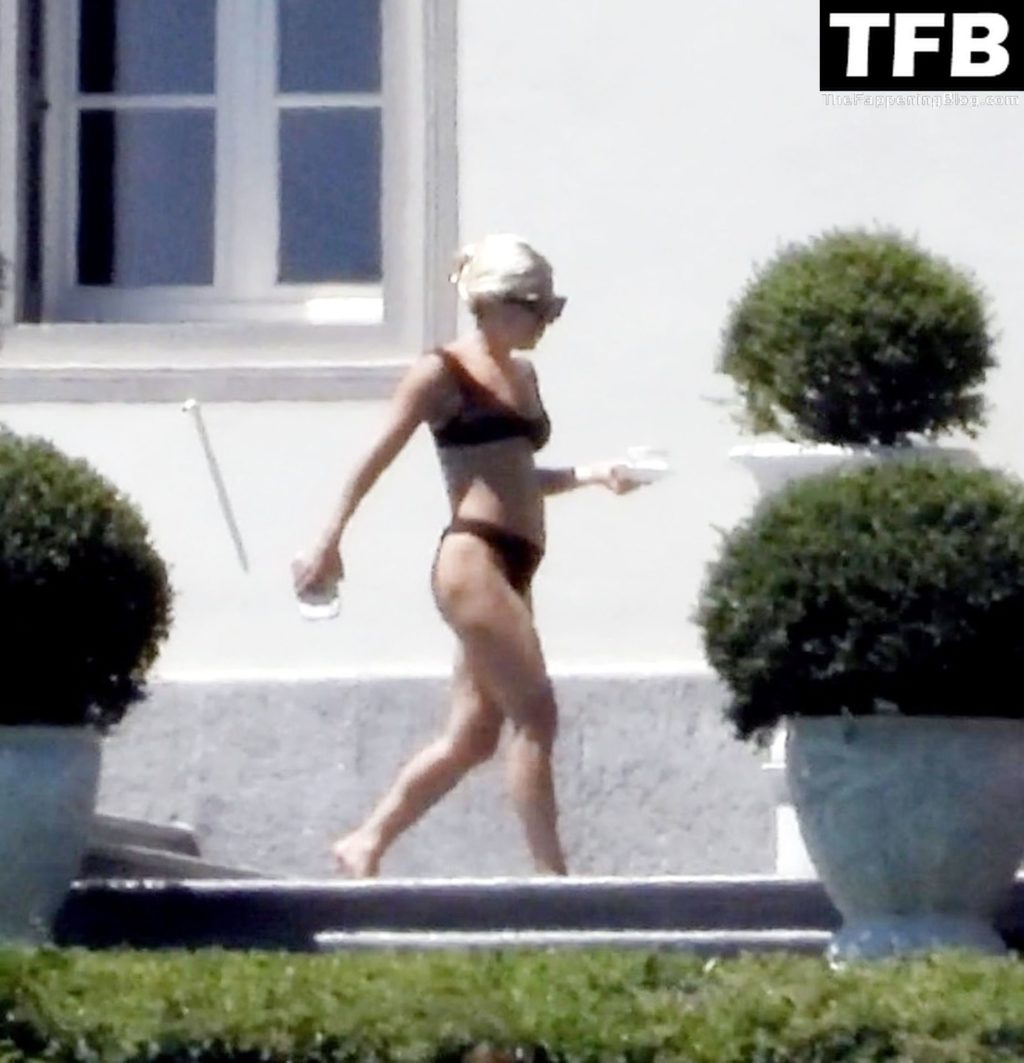 Lady Gaga Sexy The Fappening Blog 4 1024x1063 - Lady Gaga Shows Off Her Bikini Body on Villa Bonomi (63 Photos)