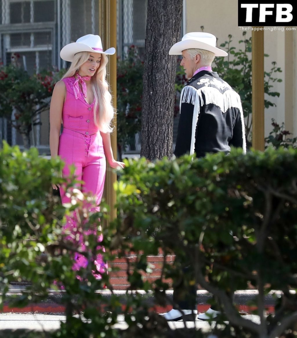 Margot Robbie Sexy The Fappening Blog 9 1 1024x1165 - Margot Robbie & Ryan Gosling Wear Cowboy Hats in a Scene for “Barbie” in LA (26 Photos)