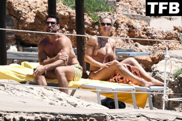 Michelle Hunziker Sexy The Fappening Blog 6 1024x683 600x400 - Michelle Hunziker & Giovanni Angiolini Relax on the Beach of Their Hotel in Sardinia (16 Photos)
