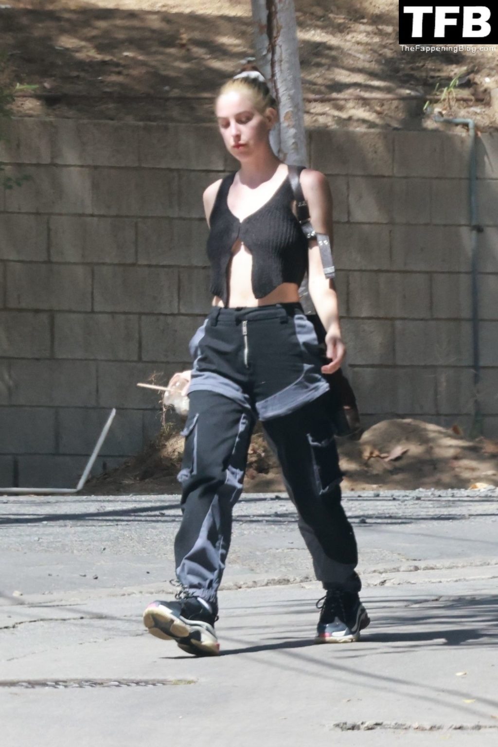 Scout Willis Sexy The Fappening Blog 19 1 1024x1536 - Scout Willis Shows Off Her Slim Figure in a Black Top in LA (21 Photos)