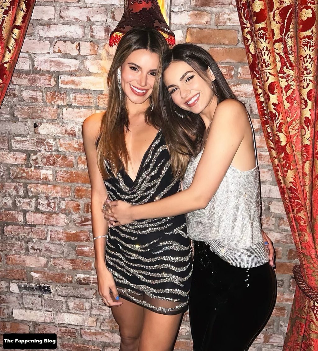 Victoria Justice and Madison Reed Beautiful Sisters 1 thefappeningblog.com  1024x1131 - Victoria Justice Sexy (38 Photos)