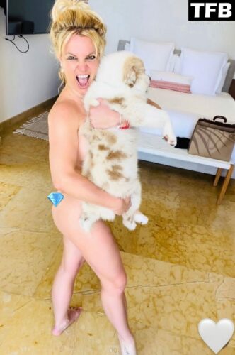 Britney Spears Nude 4 1 thefappeningblog.com  1024x1543 332x500 - Britney Spears Poses Naked With Her Pooch (6 Photos)