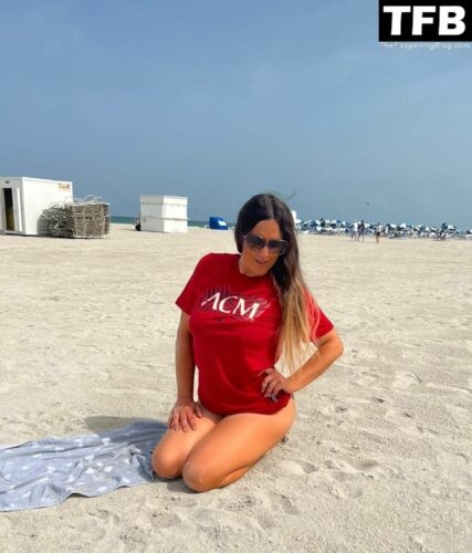 Claudia Romani Sexy The Fappening Blog 1 2 427x500 - Claudia Romani Supports AC Milan on the Beach in Miami (11 Photos)