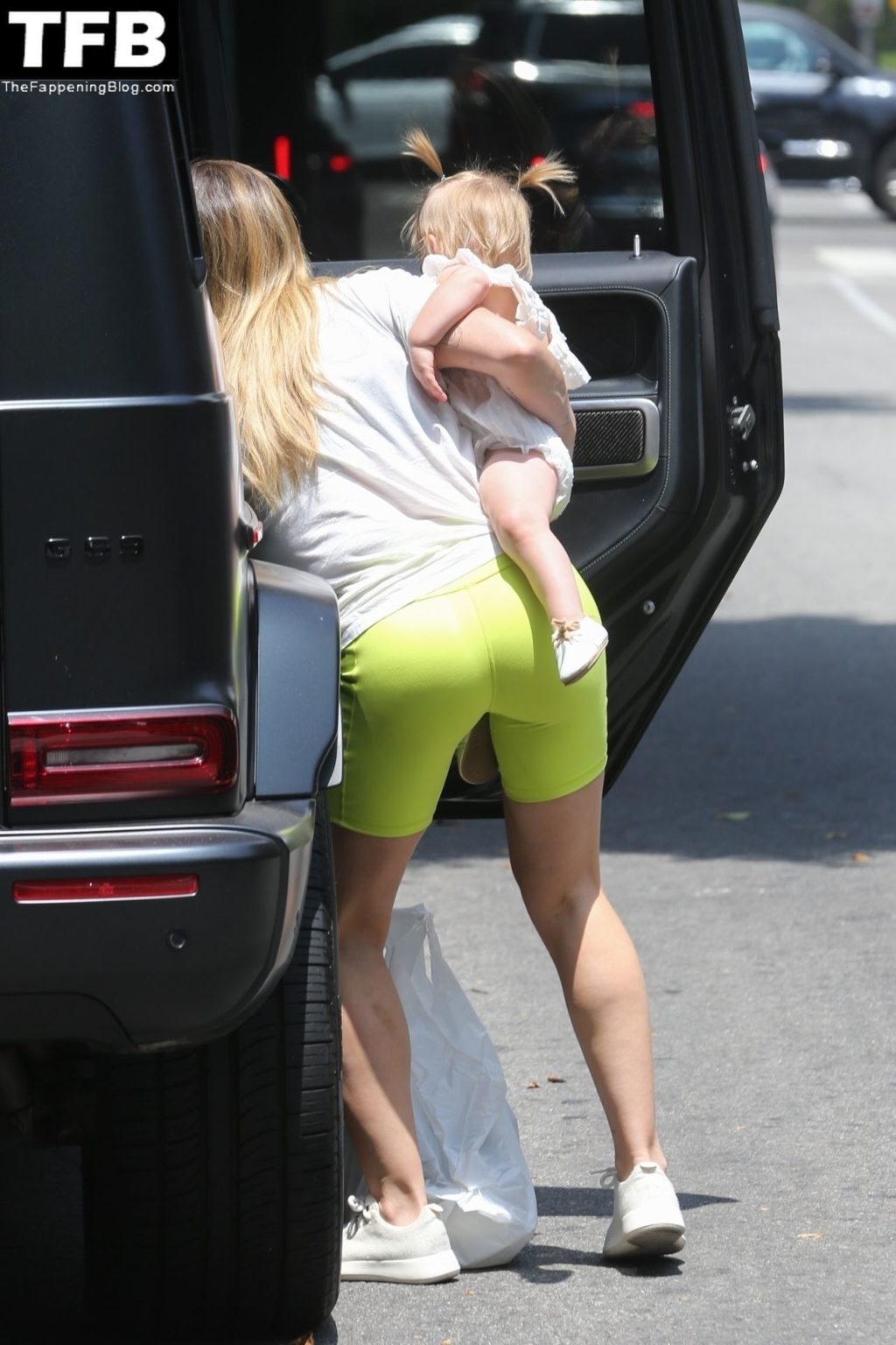 Hilary Duff Sexy The Fappening Blog 21 1024x1536 - Hilary Duff Sports Neon Biker Shorts in Beverly Hills (30 Photos)