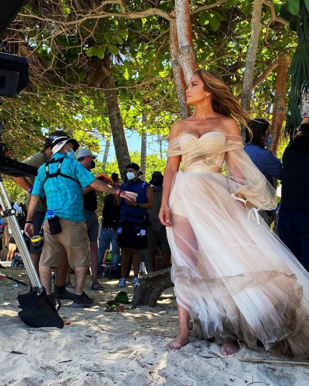 Jennifer Lopez BTS Shotgun Wedding TheFappening.pro 8 624x779 - Elisabeth Moss Sexy (12 Photos)