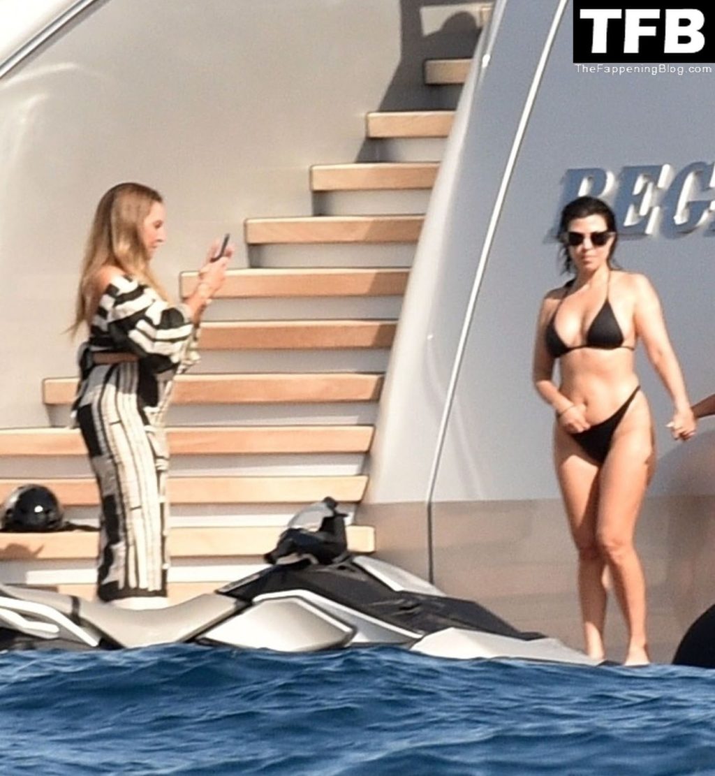 Kourtney Kardashian Sexy The Fappening Blog 47 1 1024x1111 - Kourtney Kardashian Shows Off Her Toned Bikini Body While Enjoying Some Quality Time with Travis Barker (48 Photos)