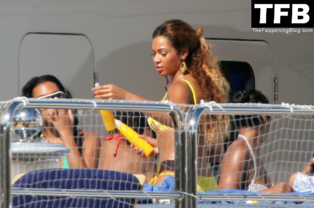 Beyonce Sexy 10 thefappeningblog.com  1024x679 - Beyonce Flaunts Her Sexy Curves in a Bikini While Sunbathing on Her Yacht in Monaco (13 Photos)