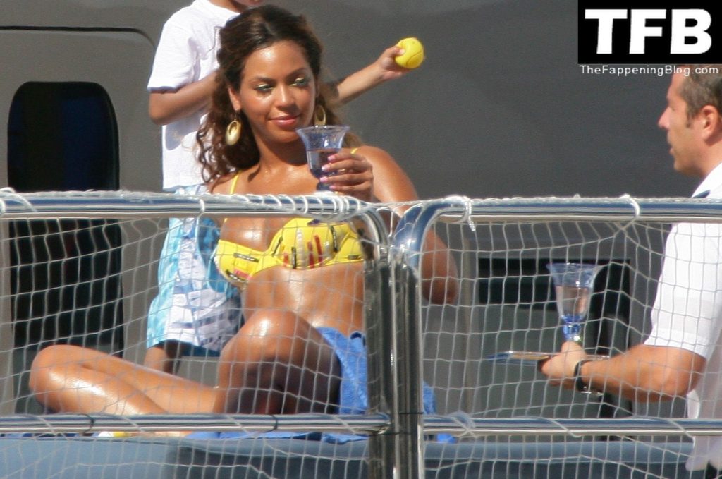 Beyonce Sexy 12 thefappeningblog.com  1024x679 - Beyonce Flaunts Her Sexy Curves in a Bikini While Sunbathing on Her Yacht in Monaco (13 Photos)
