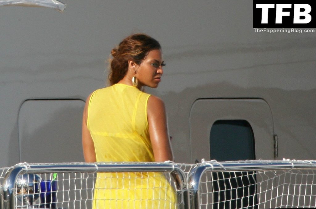 Beyonce Sexy 5 thefappeningblog.com  1024x679 - Beyonce Flaunts Her Sexy Curves in a Bikini While Sunbathing on Her Yacht in Monaco (13 Photos)