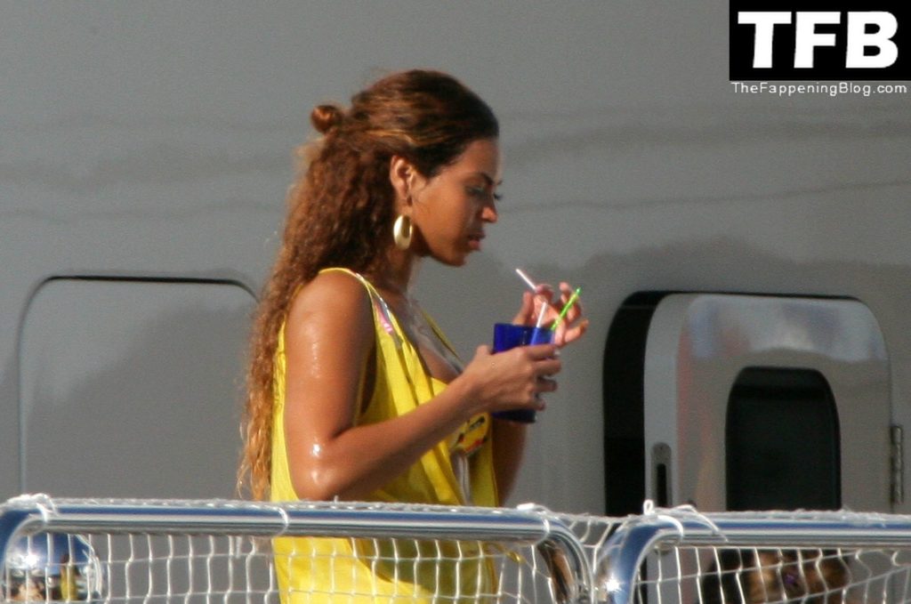 Beyonce Sexy 6 thefappeningblog.com  1024x679 - Beyonce Flaunts Her Sexy Curves in a Bikini While Sunbathing on Her Yacht in Monaco (13 Photos)