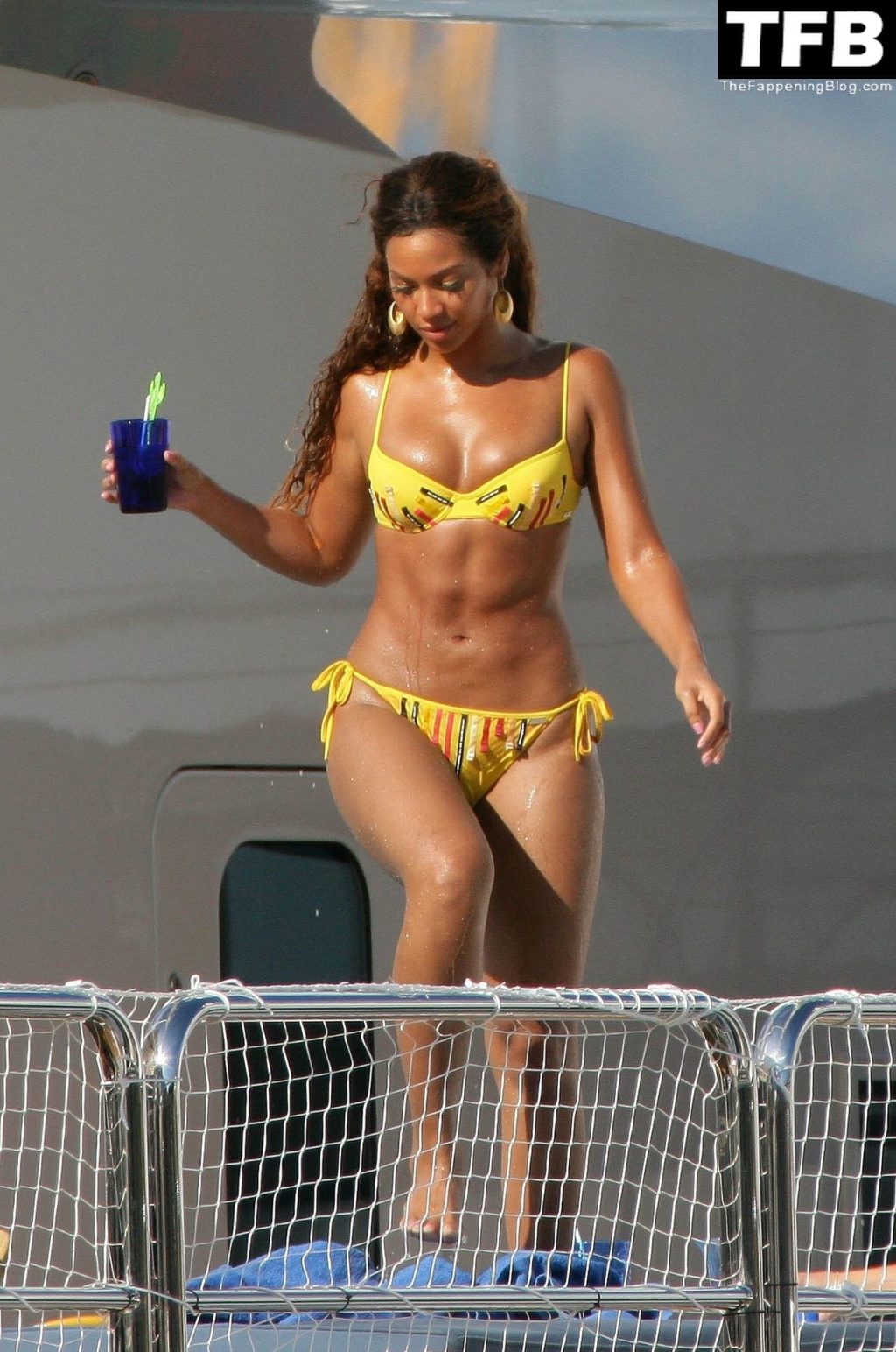 Beyonce Sexy 9 thefappeningblog.com  1024x1544 - Beyonce Flaunts Her Sexy Curves in a Bikini While Sunbathing on Her Yacht in Monaco (13 Photos)