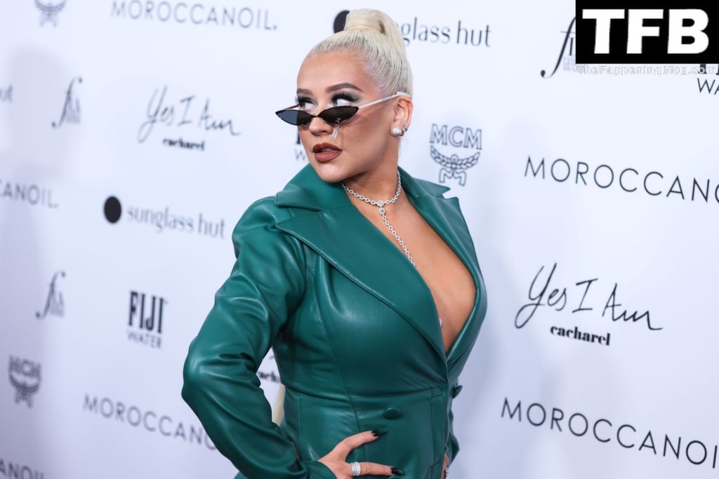 Christina Aguilera Sexy The Fappening Blog 11 1024x683 - Christina Aguilera Flaunts Her Sexy Breasts at The Daily Front Row’s 6th Annual Fashion Los Angeles Awards (87 Photos)
