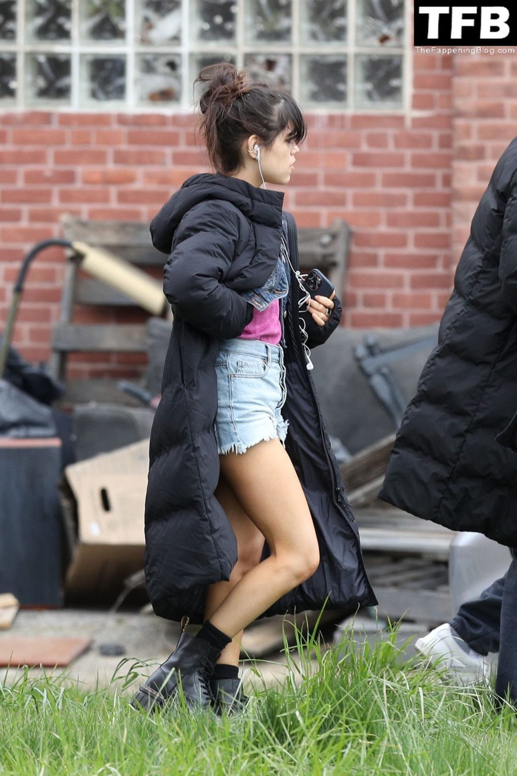 Jenna Ortega Sexy The Fappening Blog 14 1024x1536 - Leggy Jenna Ortega is Spotted in Short Shorts on the Set of “Finest Kind” (24 Photos)
