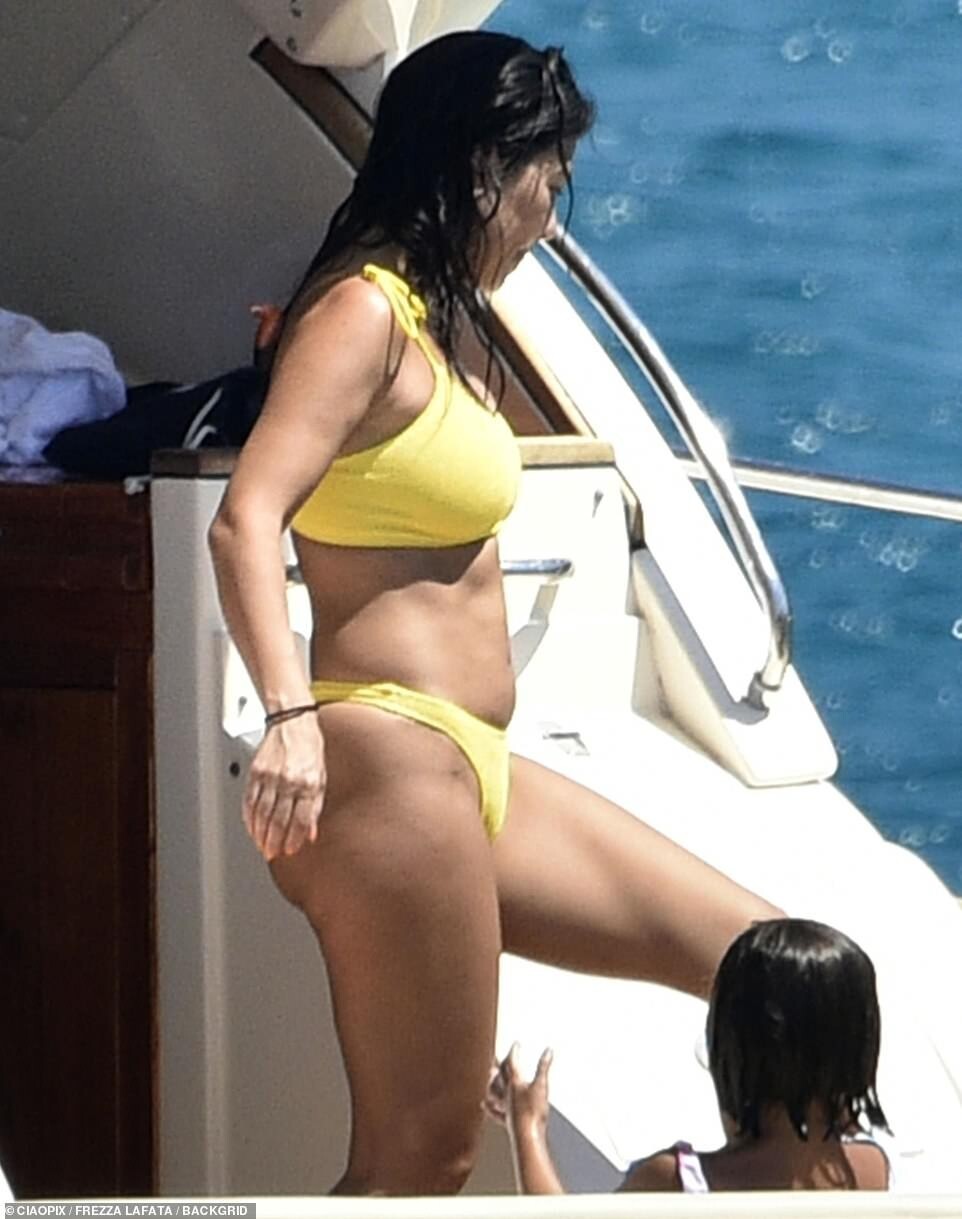 Kendall Jenner Kourtney Kardashian Sexy TheFappening.Pro 10 - Kendall Jenner & Kourtney Kardashian Sexy (44 Photos)