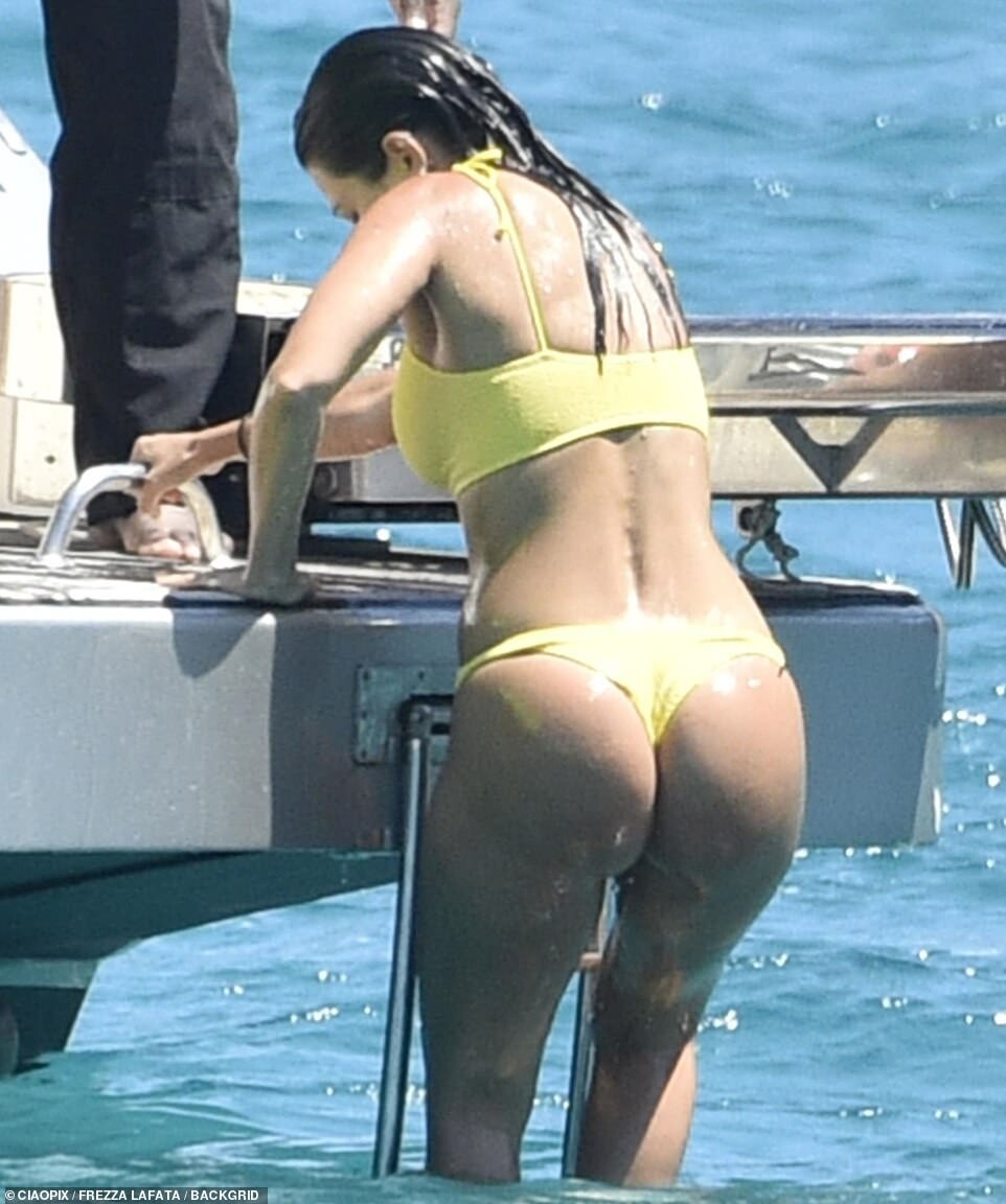 Kendall Jenner Kourtney Kardashian Sexy TheFappening.Pro 11 - Kendall Jenner & Kourtney Kardashian Sexy (44 Photos)
