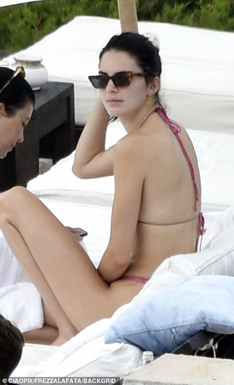 Kendall Jenner Kourtney Kardashian Sexy TheFappening.Pro 2 - Kendall Jenner & Kourtney Kardashian Sexy (44 Photos)