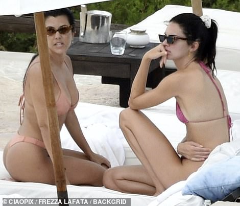 Kendall Jenner Kourtney Kardashian Sexy TheFappening.Pro 23 - Kendall Jenner & Kourtney Kardashian Sexy (44 Photos)