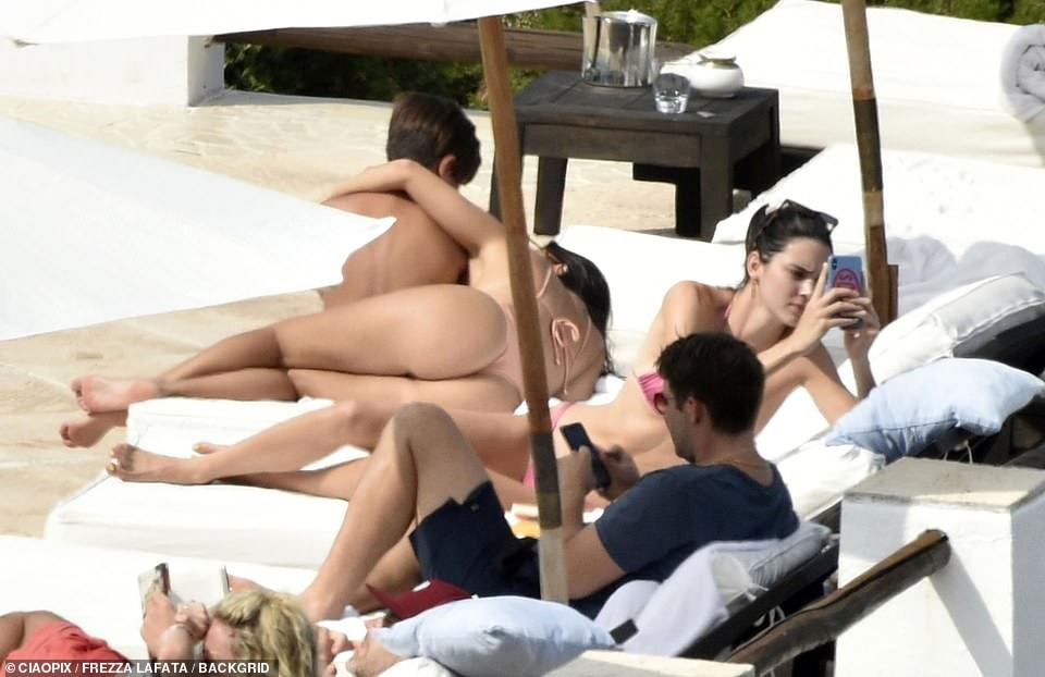 Kendall Jenner Kourtney Kardashian Sexy TheFappening.Pro 25 - Kendall Jenner & Kourtney Kardashian Sexy (44 Photos)