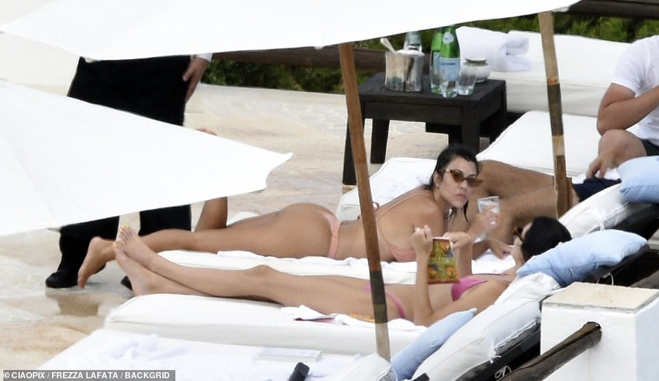 Kendall Jenner Kourtney Kardashian Sexy TheFappening.Pro 28 - Kendall Jenner & Kourtney Kardashian Sexy (44 Photos)