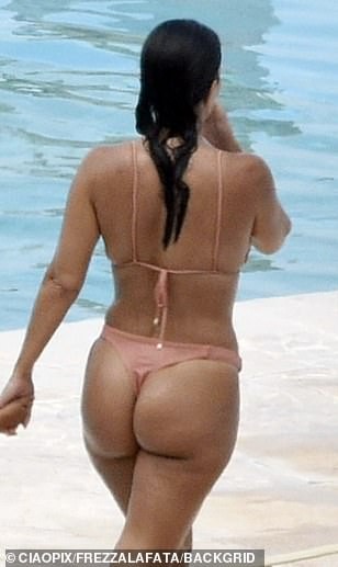 Kendall Jenner Kourtney Kardashian Sexy TheFappening.Pro 33 - Kendall Jenner & Kourtney Kardashian Sexy (44 Photos)